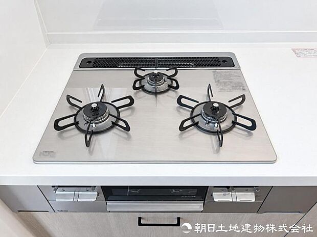 3口コンロを備え、焼く・煮る・茹でるを同時進行。複数の料理を効率よく作れるため、毎日の調理時間を短縮できます。忙しい日の調理を効率良く支えてくれます。