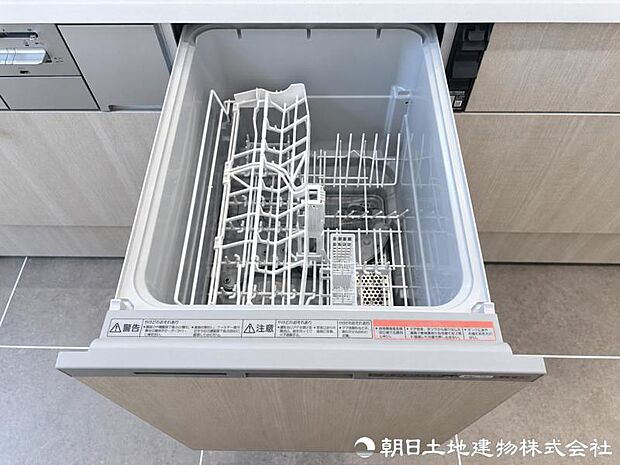 洗浄から乾燥までボタン一つで行える食器洗浄乾燥機を搭載。手洗いの負担を軽減し、食後の時間にゆとりが生まれます。日々の後片付けもスムーズに進められます。