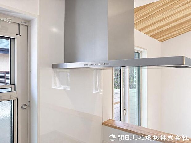 調理中に発生する煙やにおいをしっかり排出するレンジフードを装備。キッチンの空気を快適に保ち、お手入れにも配慮。室内へのにおい残りも抑えられます。