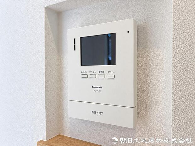 来訪者を室内モニターで確認できるインターホンを装備。天候や時間を問わず玄関を開ける前に応対でき、ご家族の安心を支えます。防犯対策にも役立ちます。