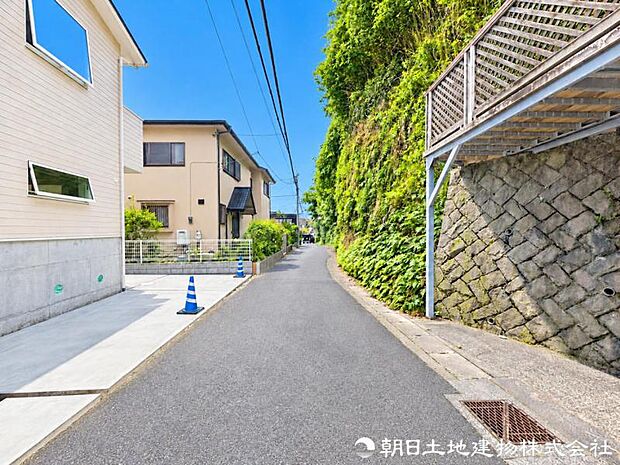 車通りが少なく落ち着いた前面道路。お車の出し入れもしやすく、運転が少し苦手な方や小さなお子様のいるご家庭にも安心感のある住環境です。駐車時の安心感も高まります。