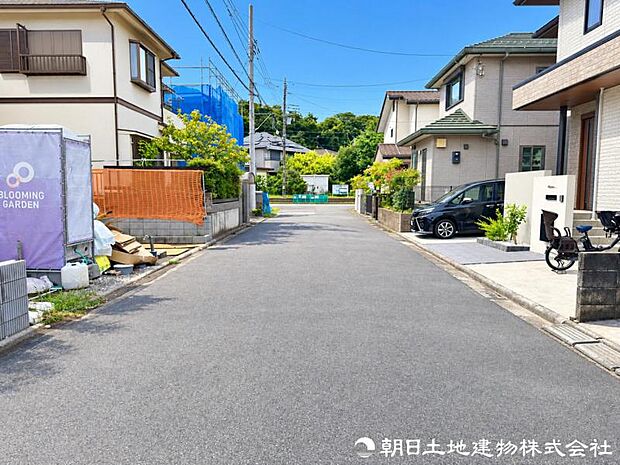 車通りが少なく落ち着いた前面道路。お車の出し入れもしやすく、運転が少し苦手な方や小さなお子様のいるご家庭にも安心感のある住環境です。駐車時の安心感も高まります。