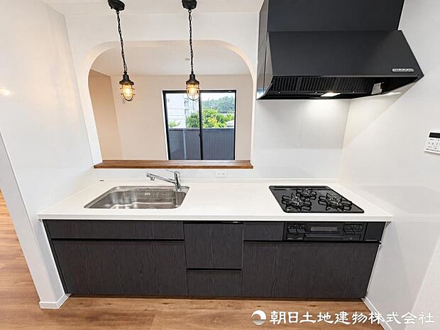 小袋の食品や調味料、調理器具まで整理しやすい引き出し収納を備えたキッチン。必要な物をすぐ取り出せ、毎日の家事が快適です。調理中の動作もスムーズで家事が快適です。