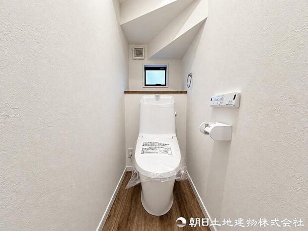 清潔感のある落ち着いたトイレ空間。毎日使う場所だからこそ、シンプルで使いやすく、心地よく過ごせるよう整えられています。清潔で快適な毎日をしっかり支える設備です。