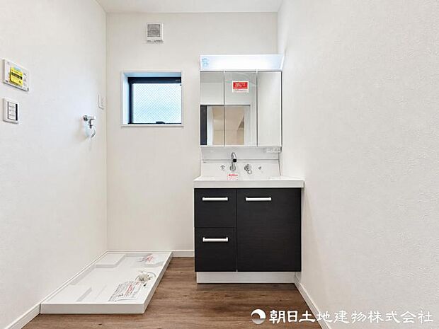 三面鏡付き洗面化粧台は、鏡裏収納に化粧品や洗面用品をすっきり整理可能。使いやすさと収納力を兼ね備えた清潔感ある空間です。忙しい朝の身支度も効率よく進められます。