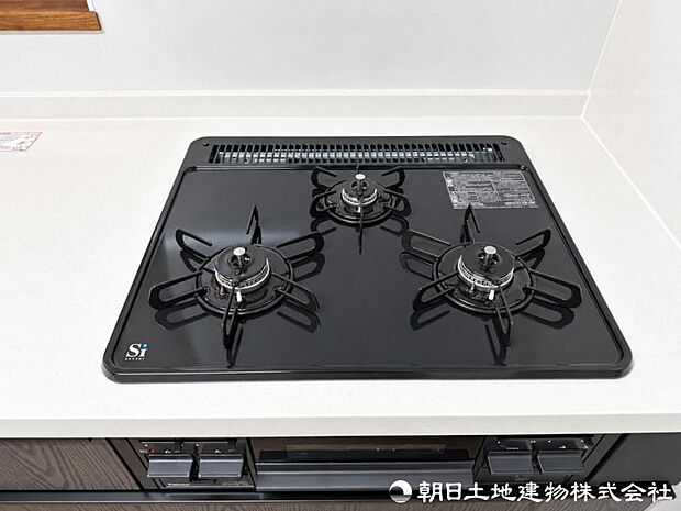 3口コンロを備え、焼く・煮る・茹でるを同時進行。複数の料理を効率よく作れるため、毎日の調理時間を短縮できます。忙しい日の調理を効率良く支えてくれます。