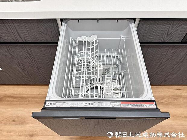洗浄から乾燥までボタン一つで行える食器洗浄乾燥機を搭載。手洗いの負担を軽減し、食後の時間にゆとりが生まれます。日々の後片付けもスムーズに進められます。