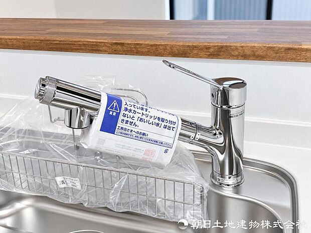 浄水器一体型水栓を採用し、飲み水やお料理にいつでもきれいな水を使用可能。切り替え操作も簡単で、家事に便利です。家族みんなで安心して使えます。