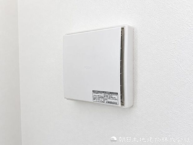 24時間換気システムを搭載し、室内の空気を継続的に入れ替えます。湿気やにおいを抑え、快適な住環境を保ちます。ご家族の健康にも配慮された設備です。