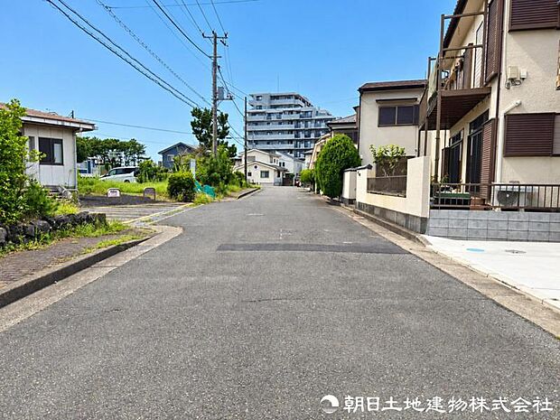 ゆとりある道幅を確保した前面道路で、車同士のすれ違いや駐車時の切り返しもスムーズ。毎日の運転や来客時にも安心できる住環境です。日々の運転や来客時にも安心ですね。