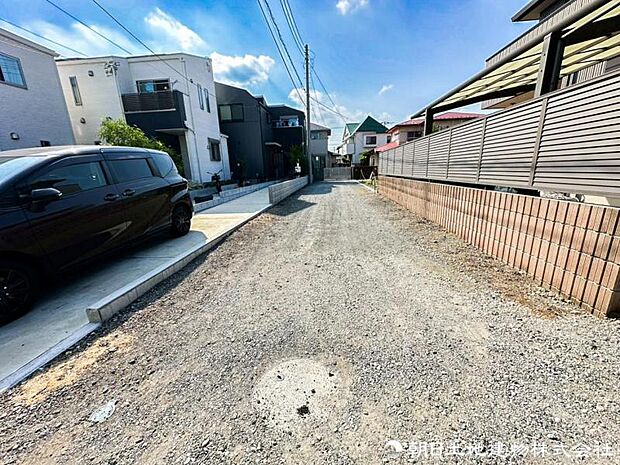 車通りが少なく落ち着いた前面道路。お車の出し入れもしやすく、運転が少し苦手な方や小さなお子様のいるご家庭にも安心感のある住環境です。駐車時の安心感も高まります。