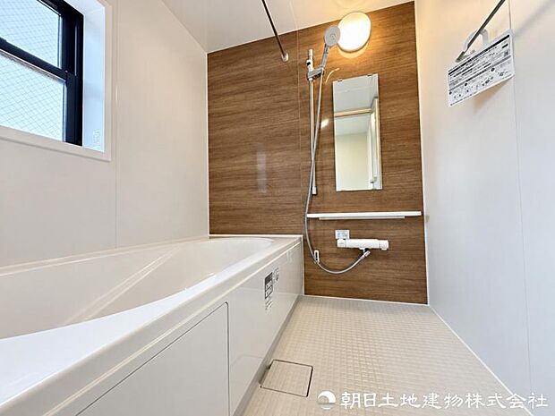 一日の疲れをゆったり癒やせる、広々としたバスルーム。足を伸ばして寛げる浴槽で、毎日の入浴時間が楽しみになる空間です。毎日の入浴が待ち遠しくなる心地よい空間です。