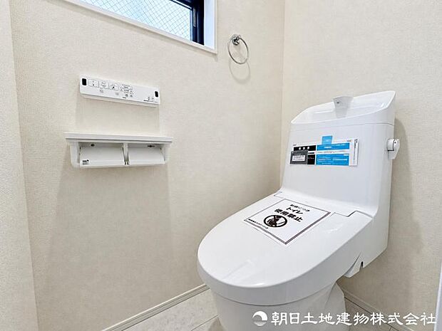 清潔感のある落ち着いたトイレ空間。毎日使う場所だからこそ、シンプルで使いやすく、心地よく過ごせるよう整えられています。清潔で快適な毎日をしっかり支える設備です。