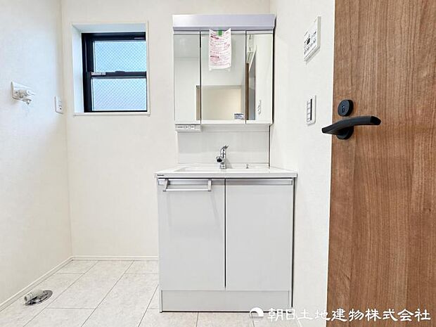 三面鏡付き洗面化粧台は、鏡裏収納に化粧品や洗面用品をすっきり整理可能。使いやすさと収納力を兼ね備えた清潔感ある空間です。忙しい朝の身支度も効率よく進められます。