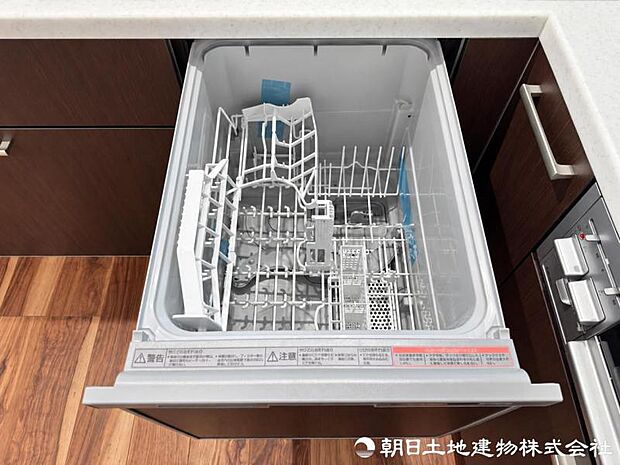 洗浄から乾燥までボタン一つで行える食器洗浄乾燥機を搭載。手洗いの負担を軽減し、食後の時間にゆとりが生まれます。日々の後片付けもスムーズに進められます。