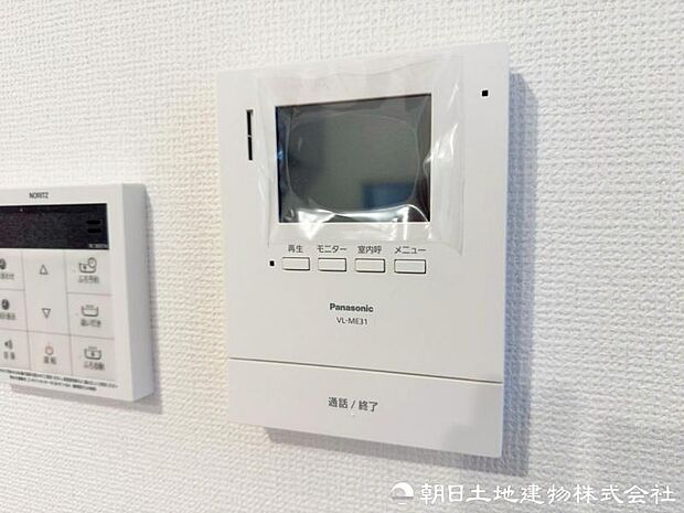 来訪者を室内モニターで確認できるインターホンを装備。天候や時間を問わず玄関を開ける前に応対でき、ご家族の安心を支えます。防犯対策にも役立ちます。