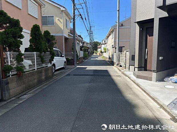 車通りが少なく落ち着いた前面道路。お車の出し入れもしやすく、運転が少し苦手な方や小さなお子様のいるご家庭にも安心感のある住環境です。駐車時の安心感も高まります。