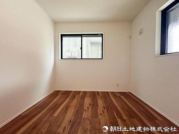 窓から差し込む光と爽やかな風が、室内に明るさと開放感を演出。寝室や子供部屋など、幅広い使い方ができる洋室です。暮らしに合わせて幅広い用途にも活用できる洋室です。