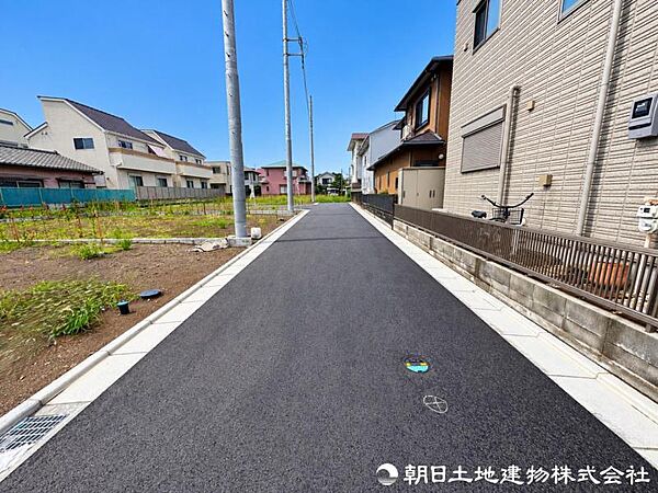 車通りが少なく落ち着いた前面道路。お車の出し入れもしやすく、運転が少し苦手な方や小さなお子様のいるご家庭にも安心感のある住環境です。駐車時の安心感も高まります。