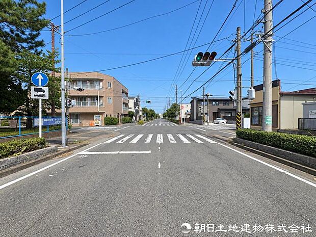 ゆとりある道幅を確保した前面道路で、車同士のすれ違いや駐車時の切り返しもスムーズ。毎日の運転や来客時にも安心できる住環境です。日々の運転や来客時にも安心ですね。