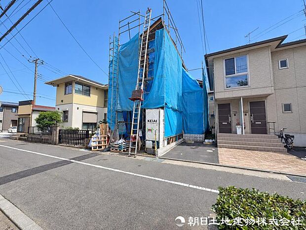 現地を訪れることで、道路の広さや周囲の音、街並みの雰囲気まで実感できます。資料では伝えきれない魅力を、ぜひ直接お確かめください。街の雰囲気を現地で体感できます。
