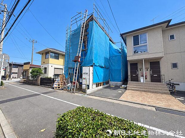 現地を訪れることで、道路の広さや周囲の音、街並みの雰囲気まで実感できます。資料では伝えきれない魅力を、ぜひ直接お確かめください。街の雰囲気を現地で体感できます。