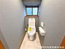 トイレ：清潔感のある落ち着いたトイレ空間。毎日使う場所だからこそ、シンプルで使いやすく、心地よく過ごせるよう整えられています。清潔で快適な毎日をしっかり支える設備です。