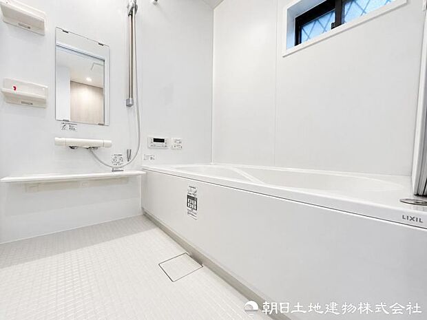 一日の疲れをゆったり癒やせる、広々としたバスルーム。足を伸ばして寛げる浴槽で、毎日の入浴時間が楽しみになる空間です。毎日の入浴が待ち遠しくなる心地よい空間です。
