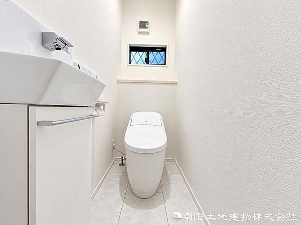 清潔感のある落ち着いたトイレ空間。毎日使う場所だからこそ、シンプルで使いやすく、心地よく過ごせるよう整えられています。清潔で快適な毎日をしっかり支える設備です。