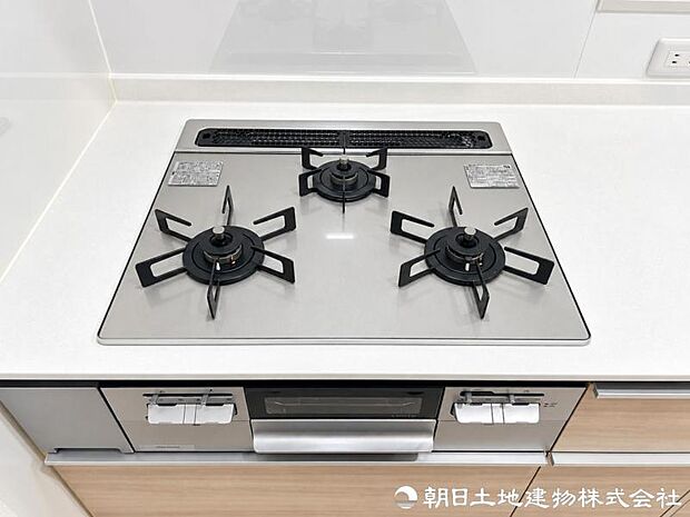 3口コンロで焼く・蒸す・煮るを同時に進められ、品数の多い献立も効率よく調理可能。忙しい毎日の時短にも役立ちます。料理の幅が広がり、毎日の食卓も豊かに。