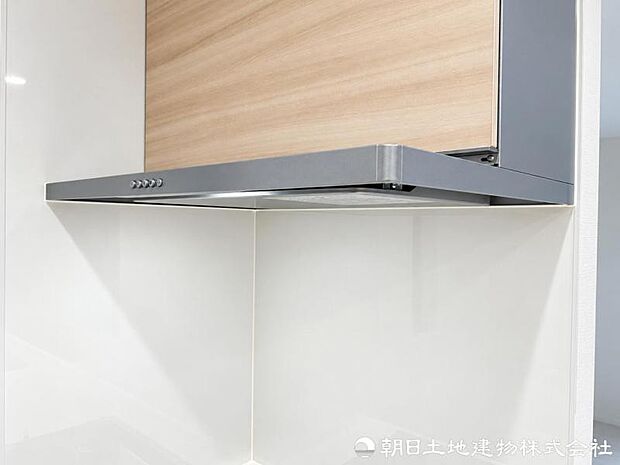 調理中に発生する煙やにおいをしっかり排出するレンジフードを装備。キッチンの空気を快適に保ち、お手入れにも配慮。室内へのにおい残りも抑えられます。