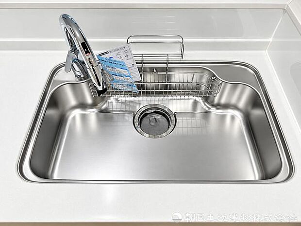 浄水器一体型水栓を採用し、飲み水やお料理にいつでもきれいな水を使用可能。切り替え操作も簡単で、家事に便利です。家族みんなで安心して使えます。
