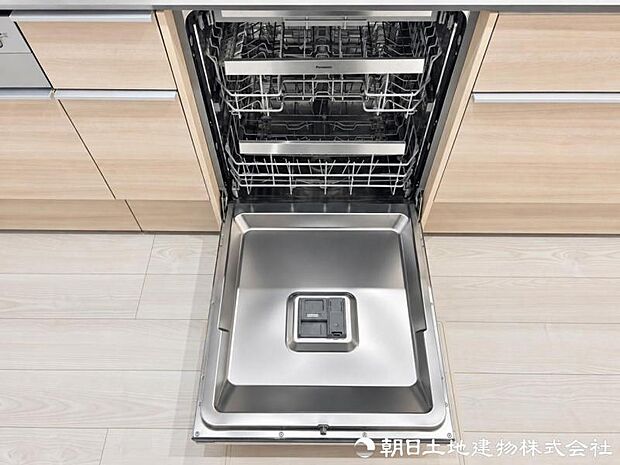 洗浄から乾燥までボタン一つで行える食器洗浄乾燥機を搭載。手洗いの負担を軽減し、食後の時間にゆとりが生まれます。日々の後片付けもスムーズに進められます。