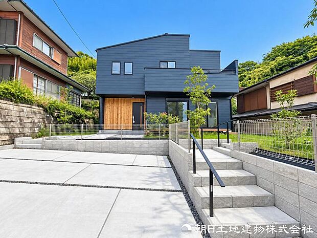 爽やかな青空と陽光に映える美しい外観。住み心地とデザイン性を兼ね備えた住空間が、日々の暮らしに心地よい満足感を届けます。住まう喜びを毎日の暮らしで実感できます。