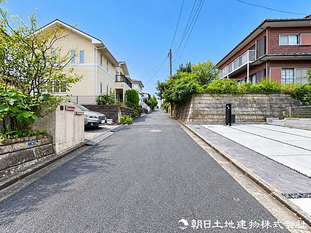 ゆとりある道幅を確保した前面道路で、車同士のすれ違いや駐車時の切り返しもスムーズ。毎日の運転や来客時にも安心できる住環境です。日々の運転や来客時にも安心ですね。