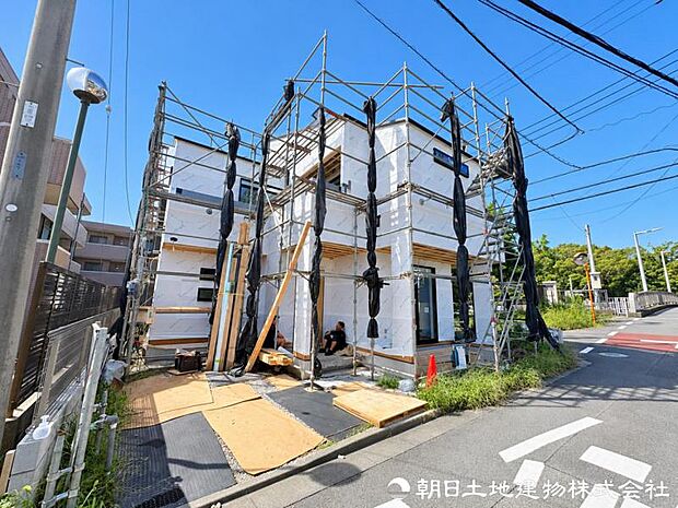 現地を訪れることで、道路の広さや周囲の音、街並みの雰囲気まで実感できます。資料では伝えきれない魅力を、ぜひ直接お確かめください。街の雰囲気を現地で体感できます。