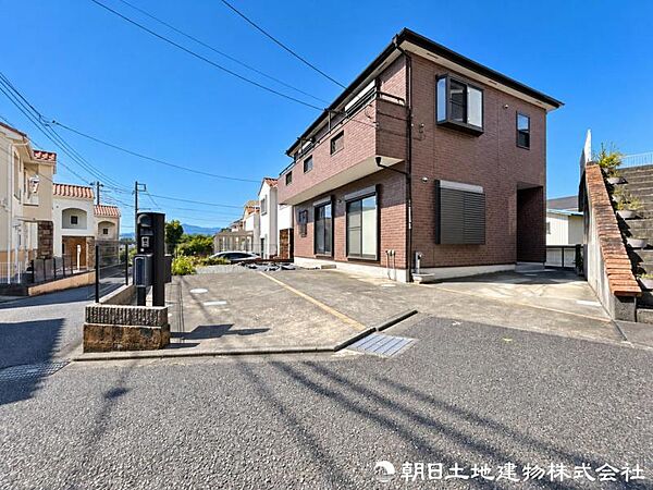 現地を訪れることで、道路の広さや周囲の音、街並みの雰囲気まで実感できます。資料では伝えきれない魅力を、ぜひ直接お確かめください。街の雰囲気を現地で体感できます。