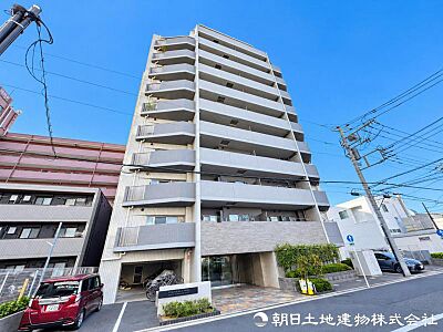 外観:街並みに美しく調和するよう計画された住まい。豊かな陽光を室内へ取り込み、明るく心地よい毎日を叶える設計が施されています。陽光を活かした心地よい住空間が魅力です。 外観:街並みに美しく調和するよう計画された住まい。豊かな陽光を室内へ取り込み、明るく心地よい毎日を叶える設計が施されています。陽光を活かした心地よい住空間が魅力です。