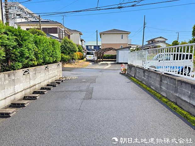 車通りが少なく落ち着いた前面道路。お車の出し入れもしやすく、運転が少し苦手な方や小さなお子様のいるご家庭にも安心感のある住環境です。駐車時の安心感も高まります。
