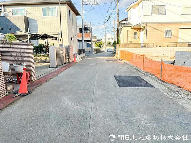 車通りが少なく落ち着いた前面道路。お車の出し入れもしやすく、運転が少し苦手な方や小さなお子様のいるご家庭にも安心感のある住環境です。駐車時の安心感も高まります。