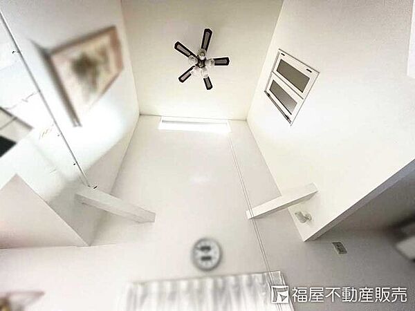 リビング上部吹抜※家具、家電等は売買対象に含まれません。