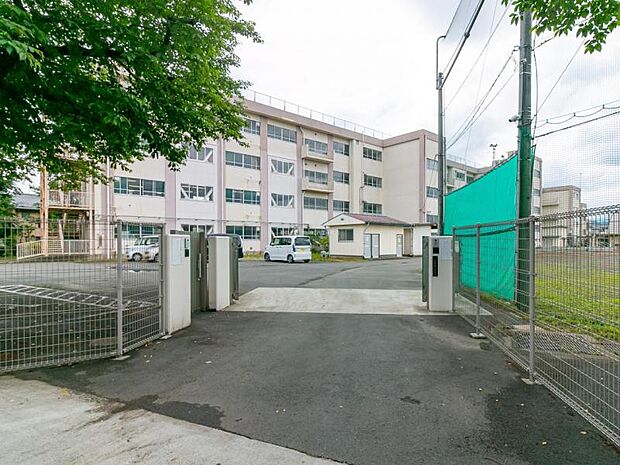 八王子市立四谷中学校迄820m