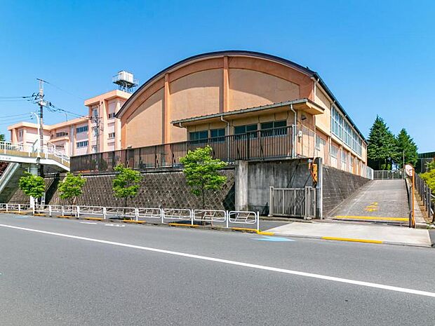 八王子市立長房小学校迄670m