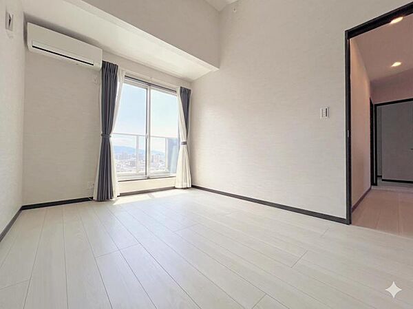 全居室南西側に採光が設けられ、明るい空間になっております。