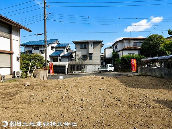 どこか心が落ち着く現地。都会の派手さはありませんが、自然と共に暮らせる落ち着いた街並みが印象的です。