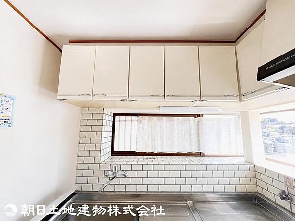 吊戸棚付きで収納も充実しています
