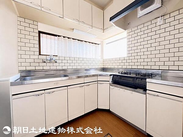 L型キッチンは90度の回転でお料理ができ、細かな移動の負担が減るので効率的です
