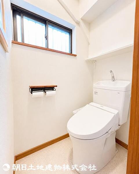 トイレにも窓があるので使用後に換気が出来て、清潔な空間を保てます