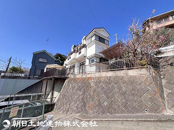 空が広く大きく感じる安らぎ溢れる住環境です。柔らかな風と緑に包まれる暮らしはいかがでしょうか