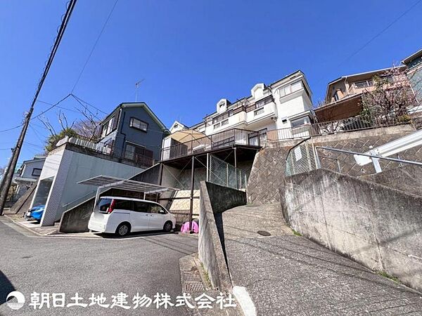 どこか心が落ち着く現地。都会の派手さはありませんが、自然と共に暮らせる落ち着いた街並みが印象的です
